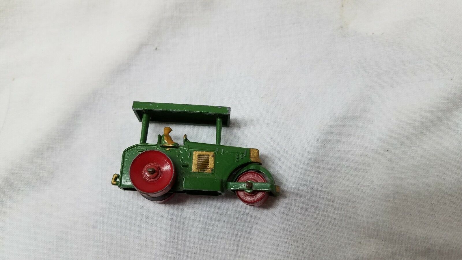 Miniature steam roller beautifully painted in great condition, very rare metal