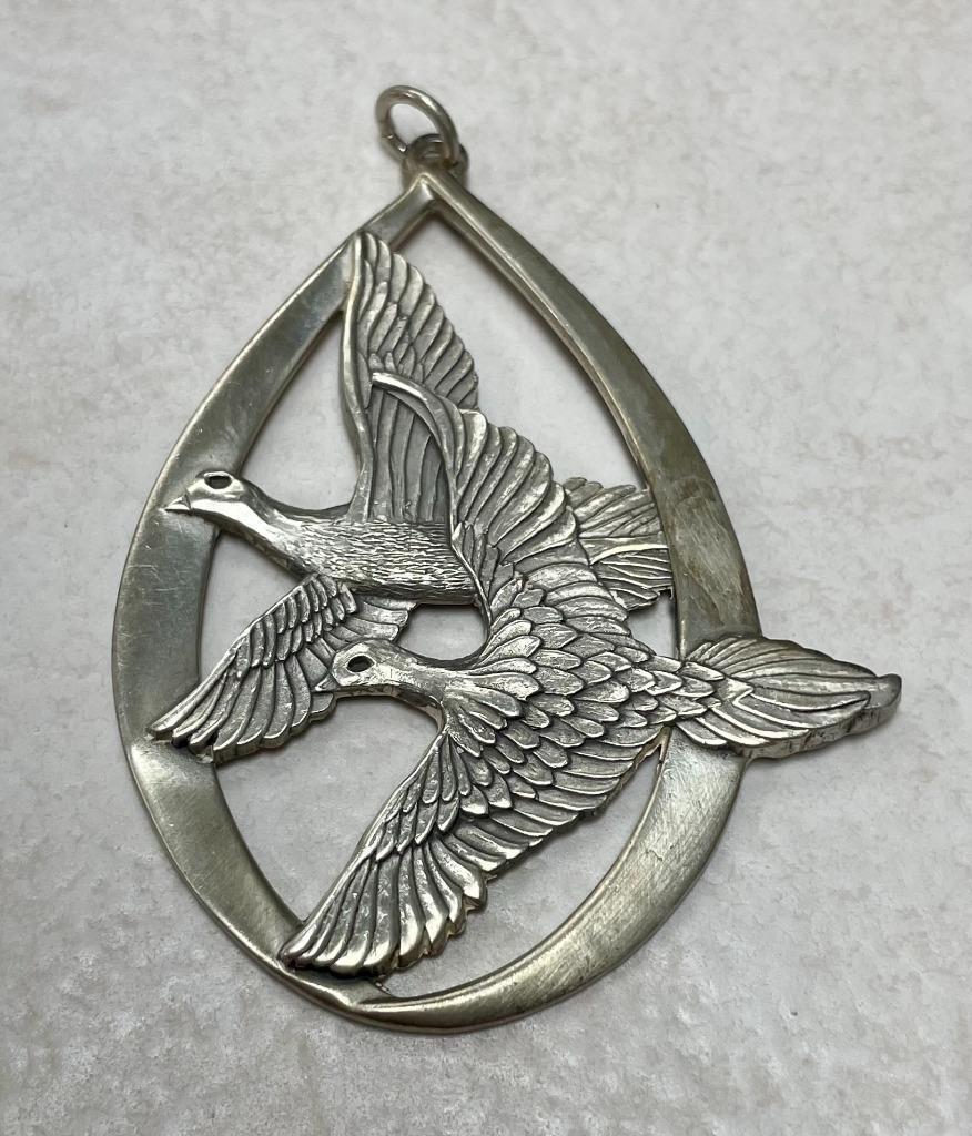 Wallace Sterling Silver "Peace on Earth 1975" Doves Ornament ~ 27.7 g ~ 10-E690