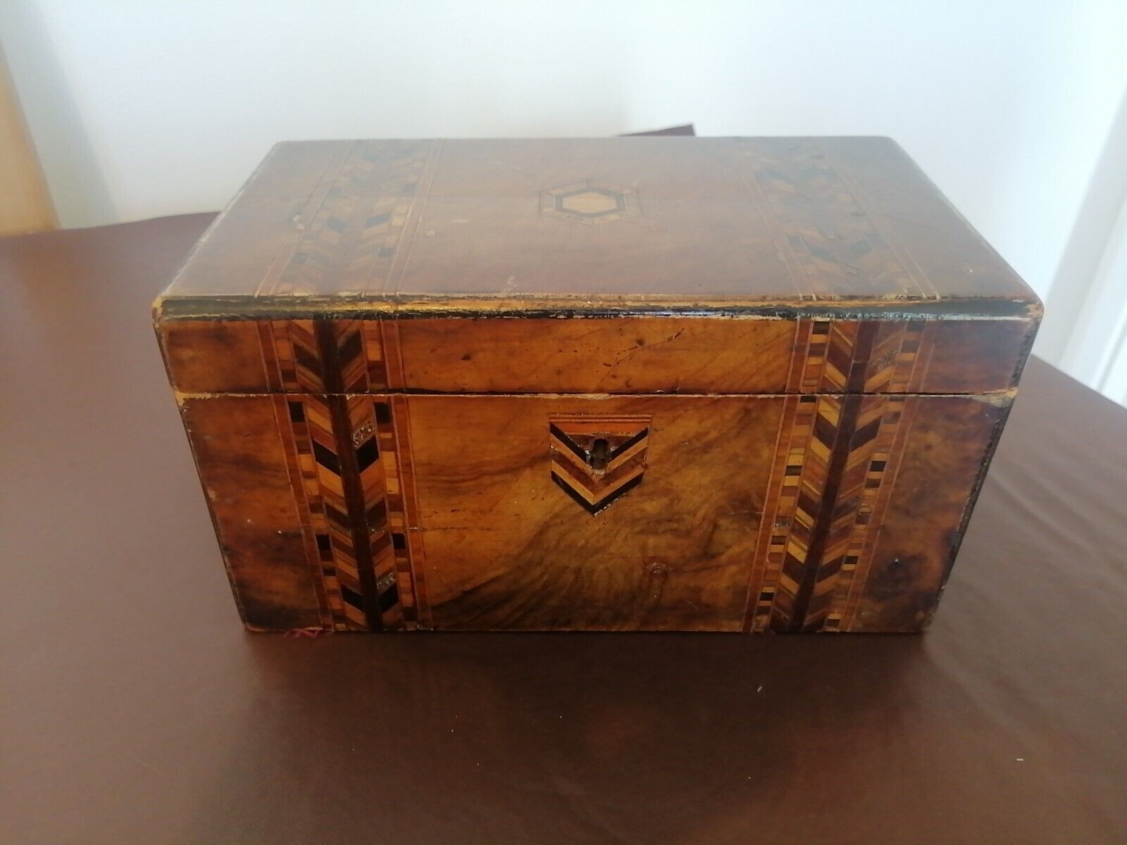 VICTORIAN PARQUETRY INLAID MAHOGANY TWIN COMPARTMENT TEA CADDY