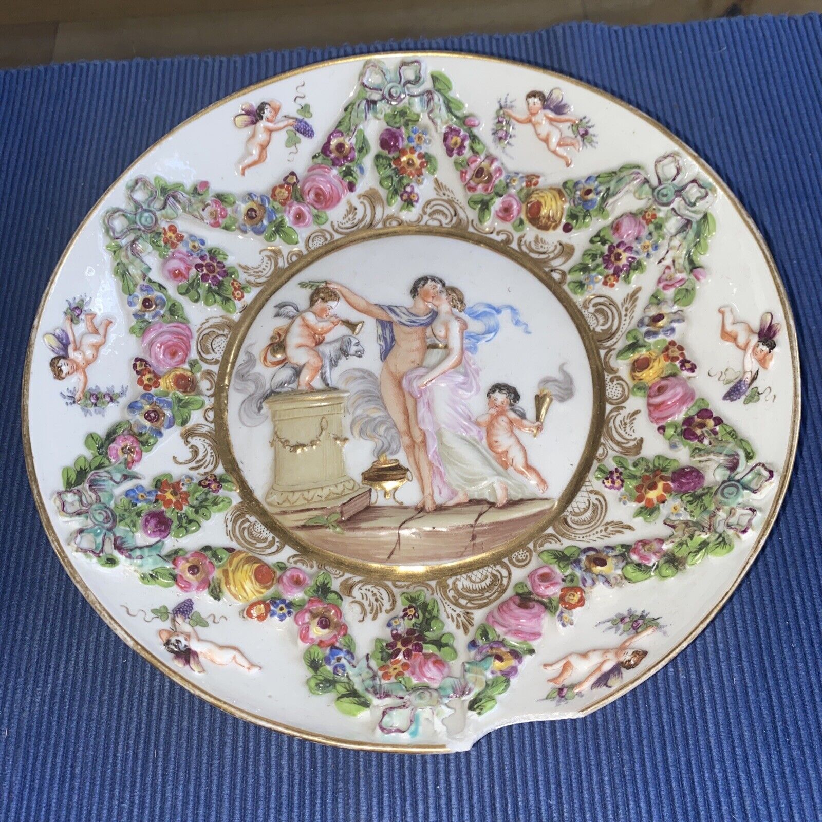 Capodimonte - Deep plate decorated with puttis and cherubs in relief
