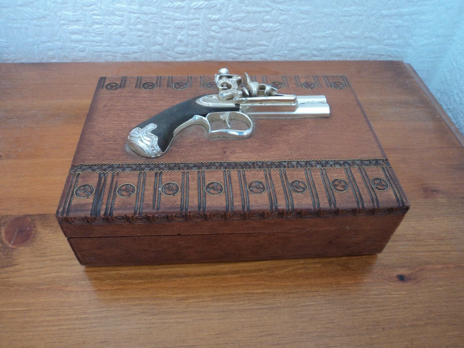 VINTAGE JOSEPH EGG ROYAL GUNMAKERS PICCADILLY LONDON TREEN PISTOL/GUN BOX/CASE.