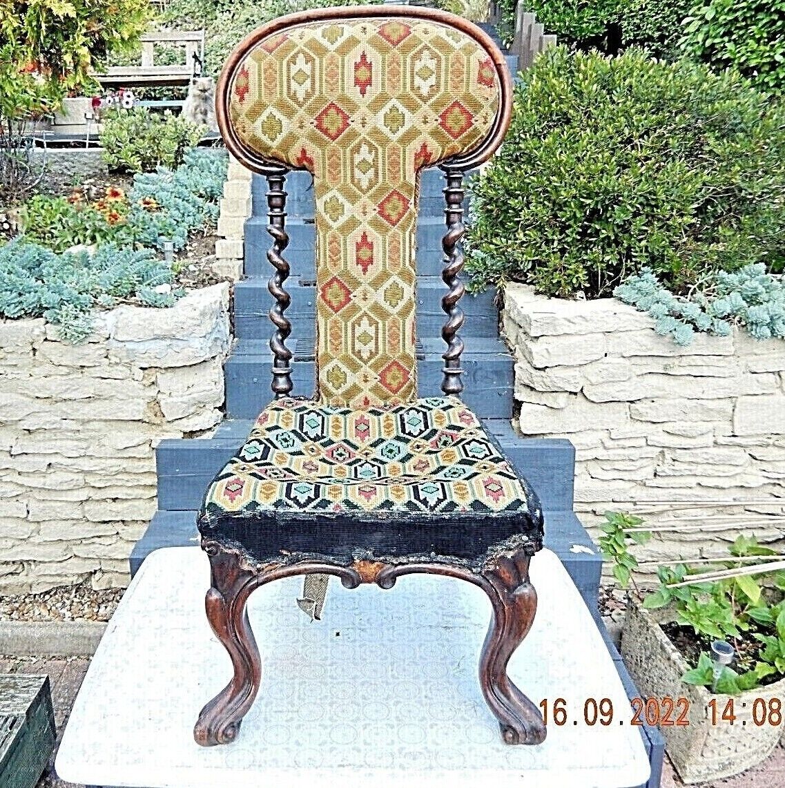 Antique Valuations: VINTAGE LOW PRIE DIEU TAPESTRY CHAIR WITH BARLEY TWIST UPRIGHTS FOR RENOVATION