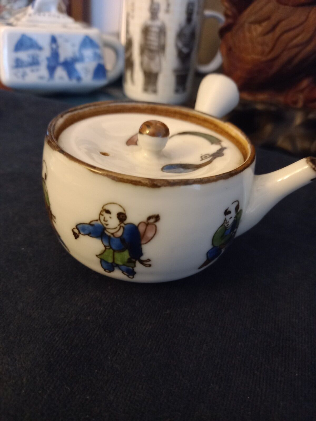 Antique Valuations: SMALL VINTAGE JAPANESE TEAPOT SIDE HANDLES