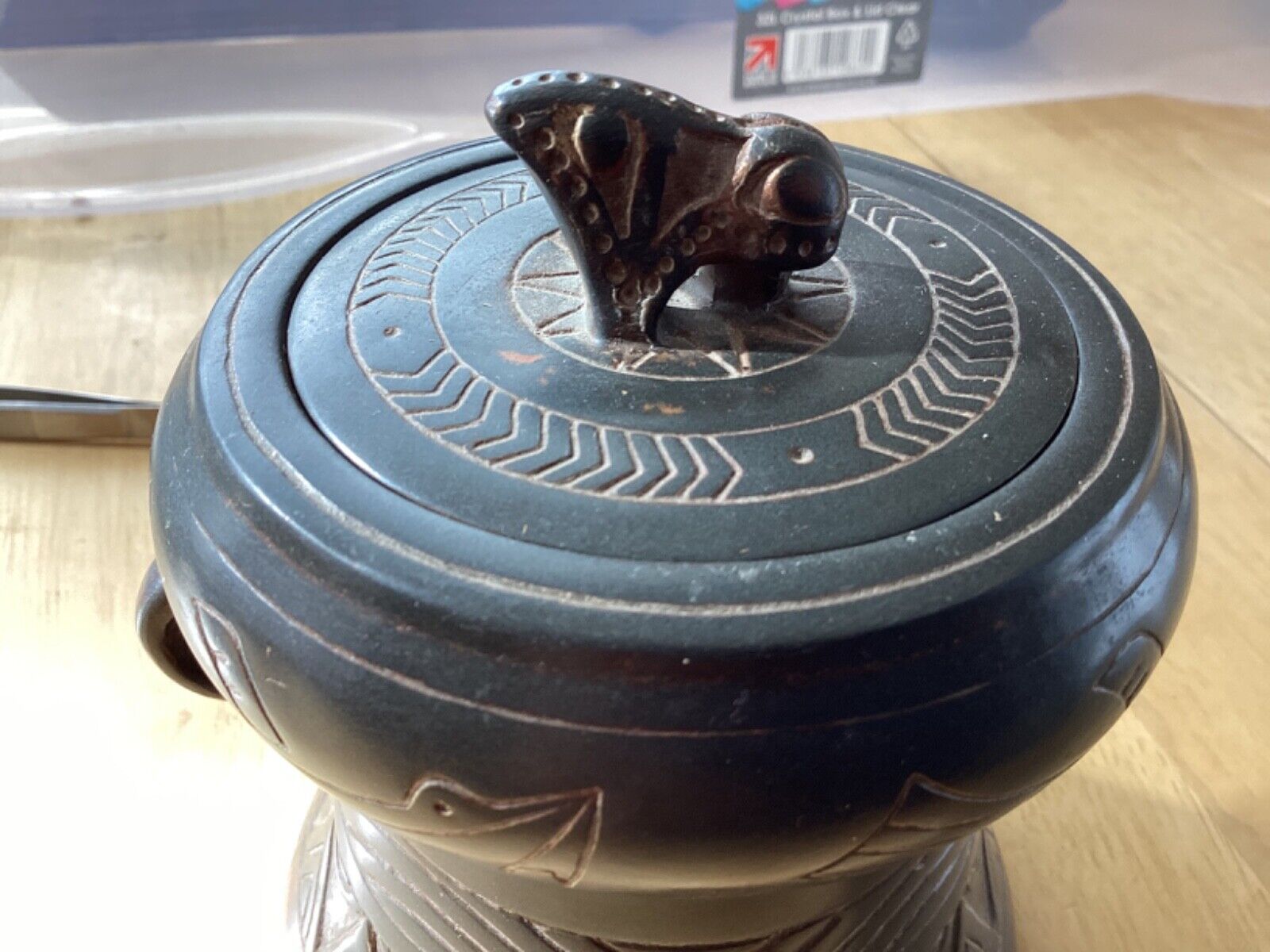 Antique Valuations: FINE QUALITY CHINESE POTTERY pot with TOAD Finial signed with marks