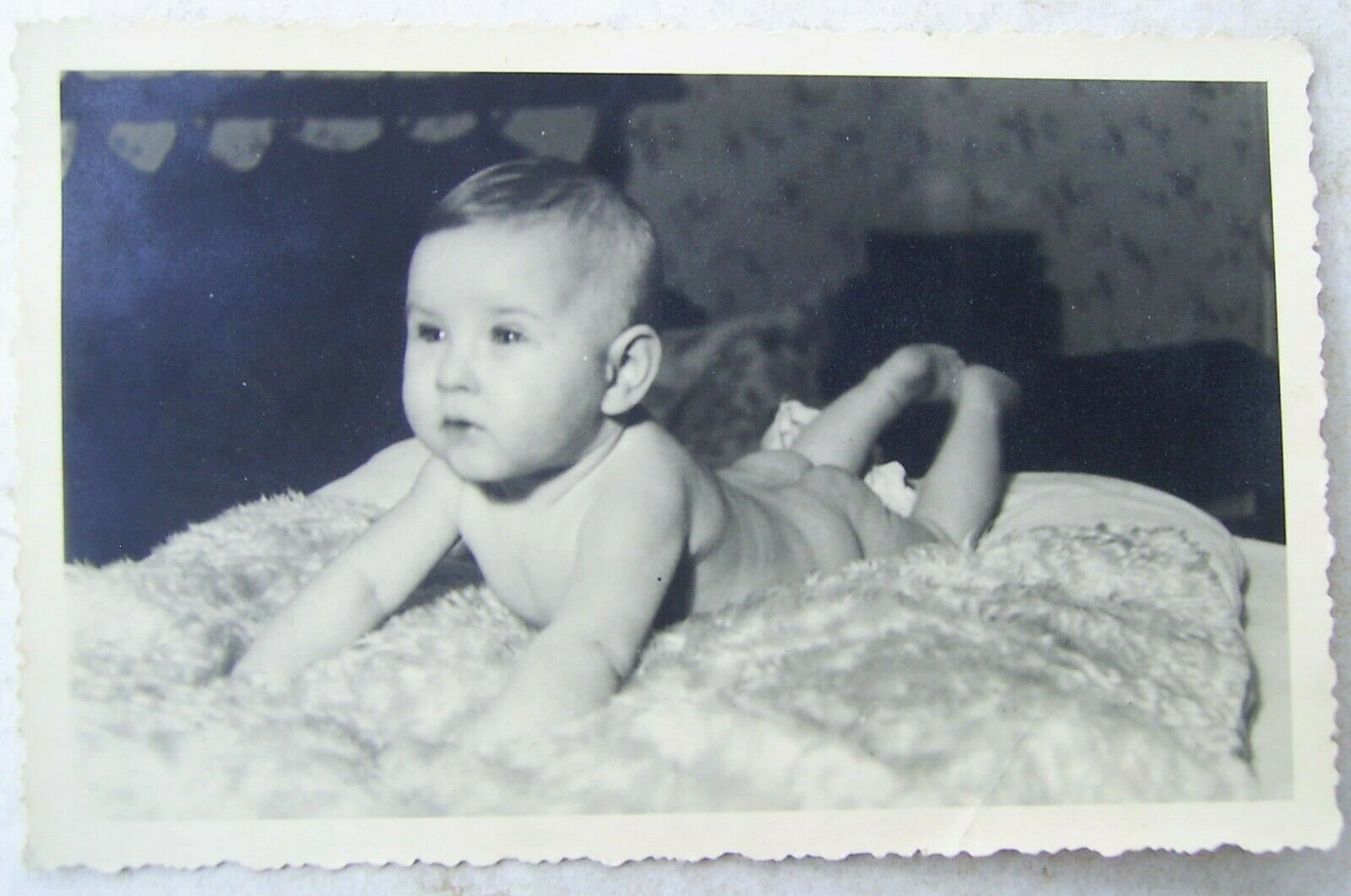 House Clearance - Photo-AK baby on sheepskin, nl. um 1930