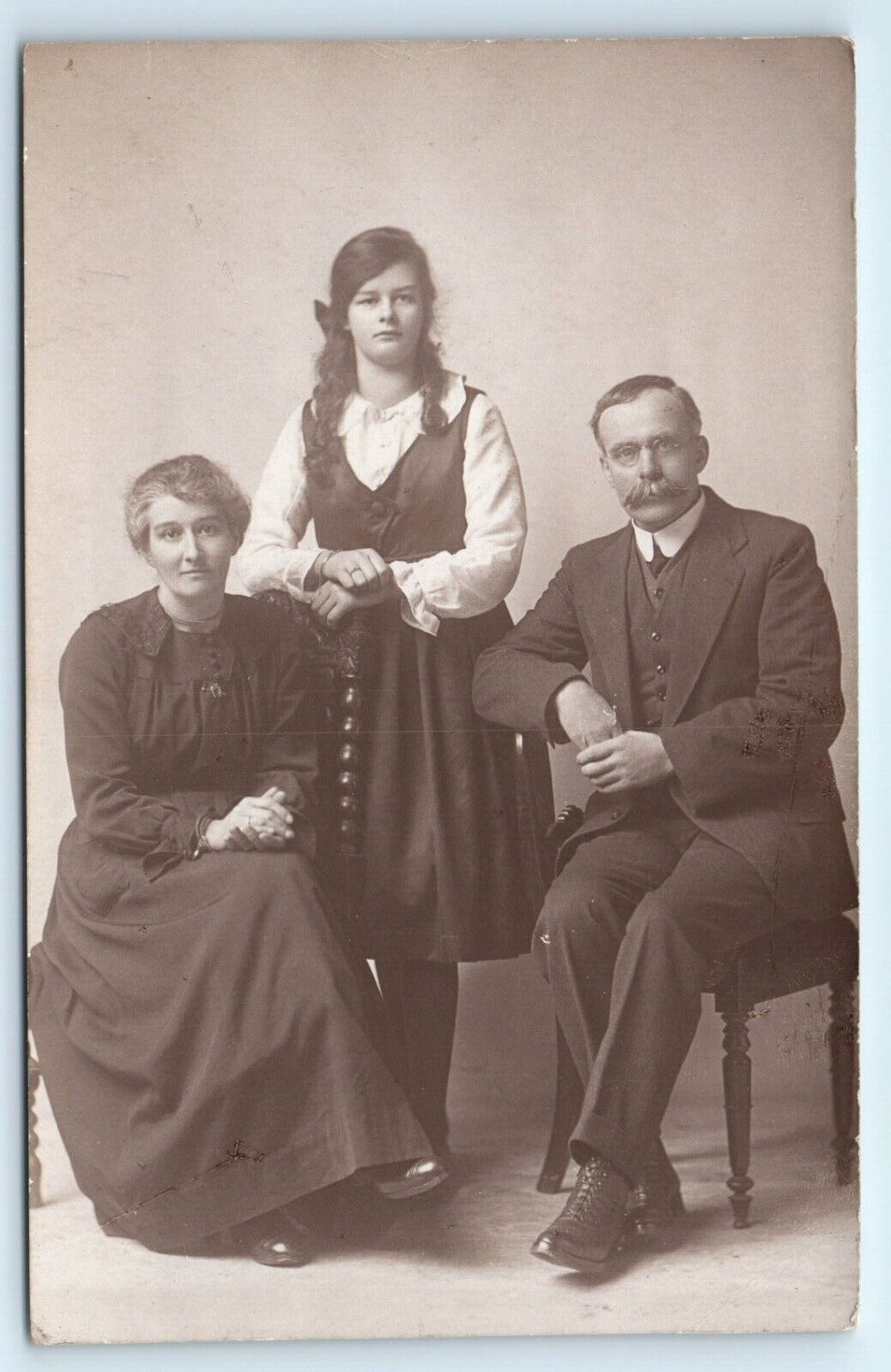 House Clearance - POSTCARD FAMILY PRETTY GIRL - A E STANLEY BEDMINSTER BRISTOL STUDIO PHOTOGRAPH